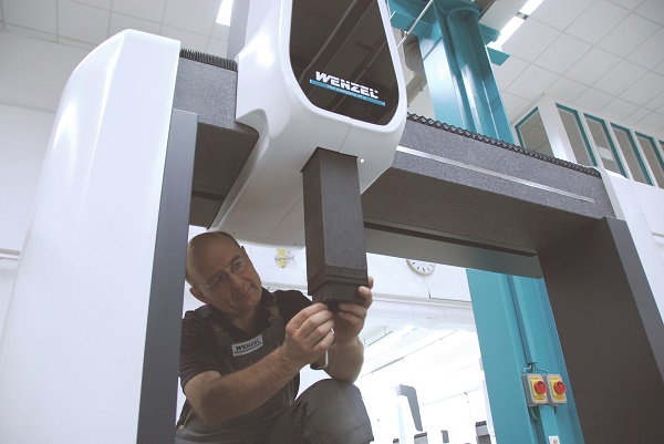 Man calibrating a Wenzel machine